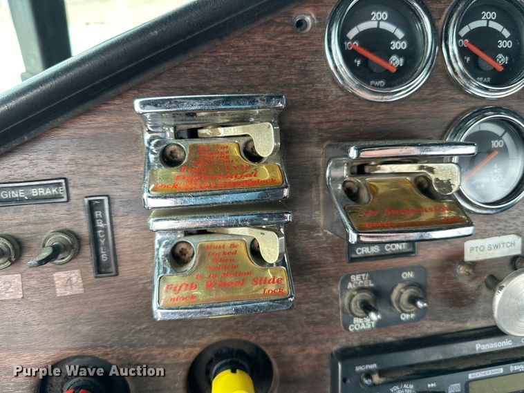 image for item DQ0600 2000 Freightliner  FLD120 semi truck