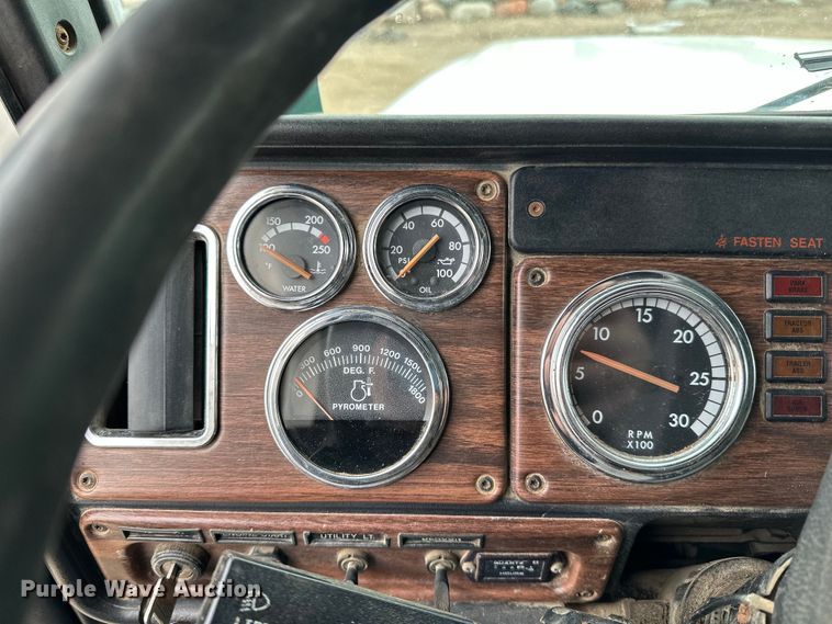 image for item DQ0600 2000 Freightliner  FLD120 semi truck