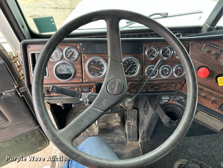 image for item DQ0600 2000 Freightliner  FLD120 semi truck