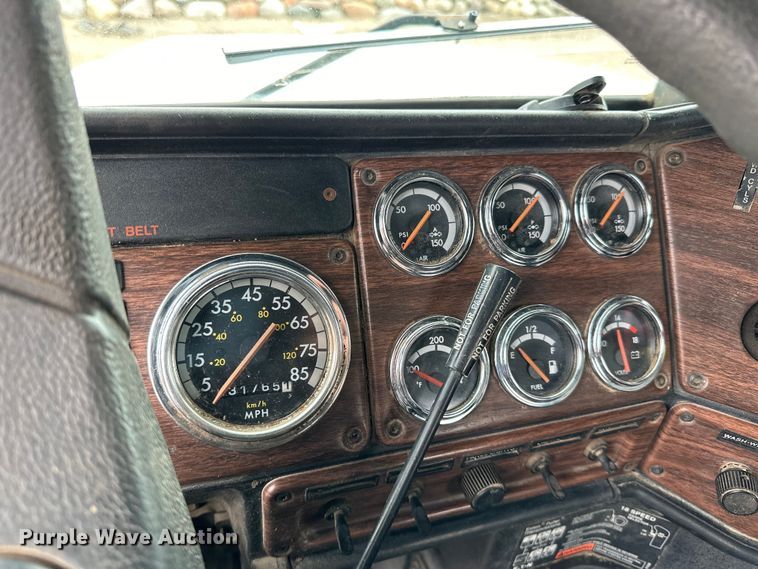 image for item DQ0600 2000 Freightliner  FLD120 semi truck