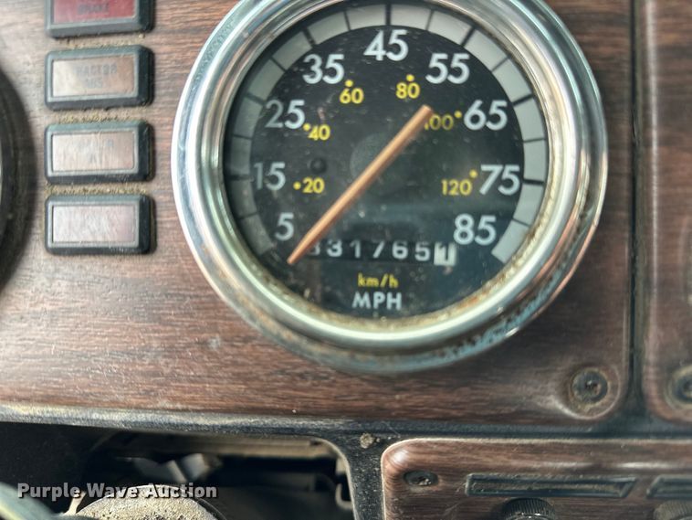 image for item DQ0600 2000 Freightliner  FLD120 semi truck