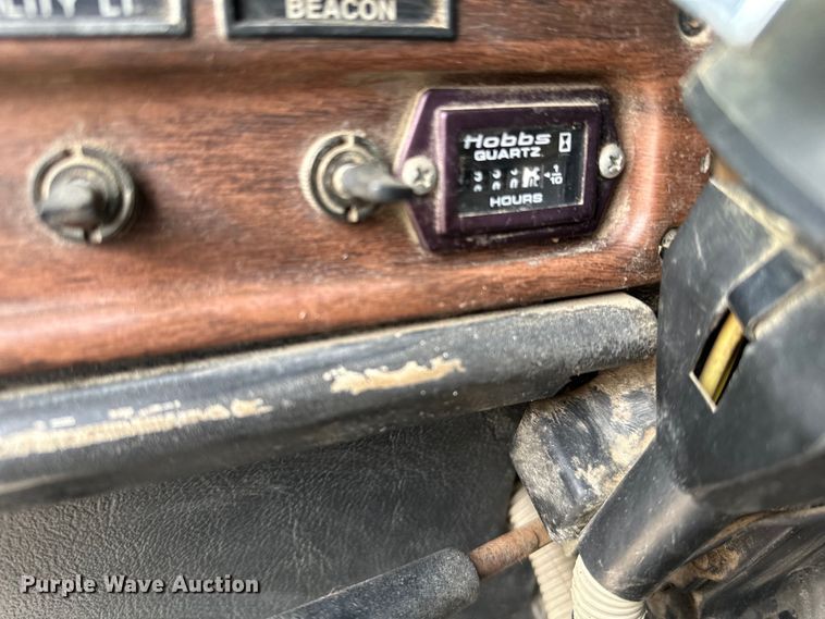 image for item DQ0600 2000 Freightliner  FLD120 semi truck