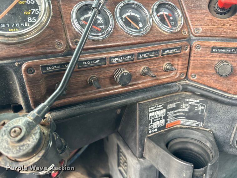 image for item DQ0600 2000 Freightliner  FLD120 semi truck