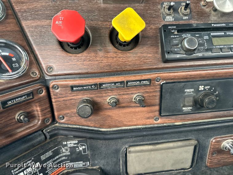 image for item DQ0600 2000 Freightliner  FLD120 semi truck