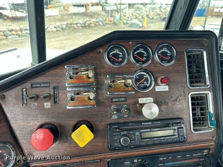 image for item DQ0600 2000 Freightliner  FLD120 semi truck