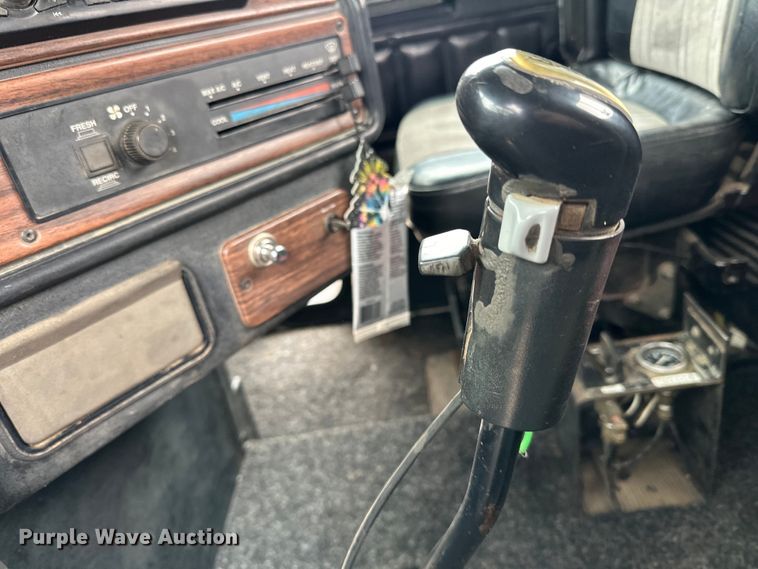 image for item DQ0600 2000 Freightliner  FLD120 semi truck