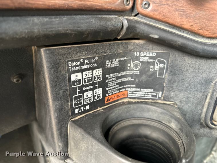 image for item DQ0600 2000 Freightliner  FLD120 semi truck