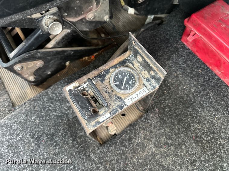 image for item DQ0600 2000 Freightliner  FLD120 semi truck