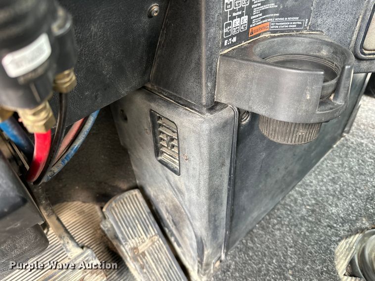 image for item DQ0600 2000 Freightliner  FLD120 semi truck