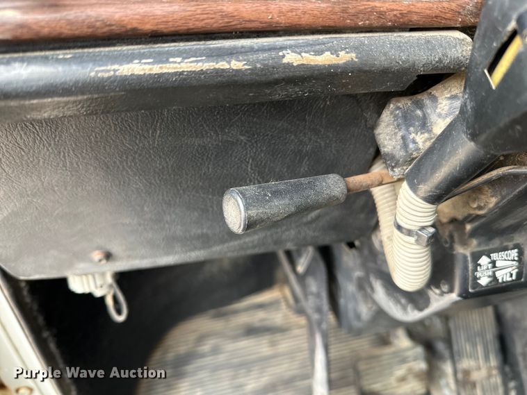 image for item DQ0600 2000 Freightliner  FLD120 semi truck