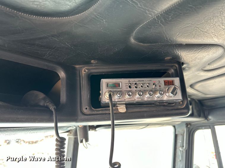 image for item DQ0600 2000 Freightliner  FLD120 semi truck