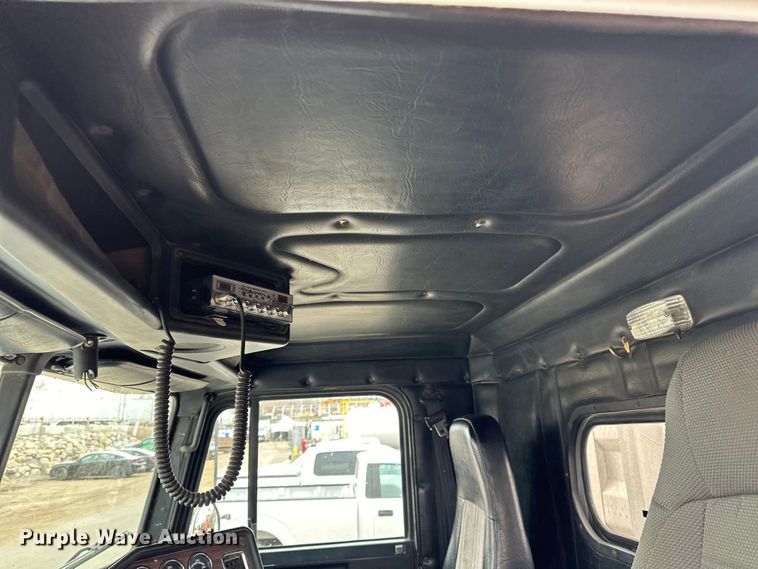 image for item DQ0600 2000 Freightliner  FLD120 semi truck