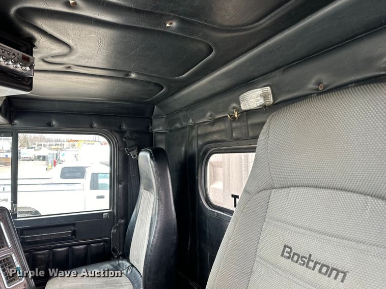 image for item DQ0600 2000 Freightliner  FLD120 semi truck