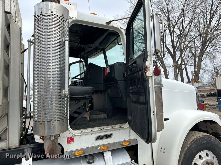 image for item DQ0600 2000 Freightliner  FLD120 semi truck