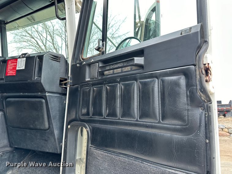 image for item DQ0600 2000 Freightliner  FLD120 semi truck