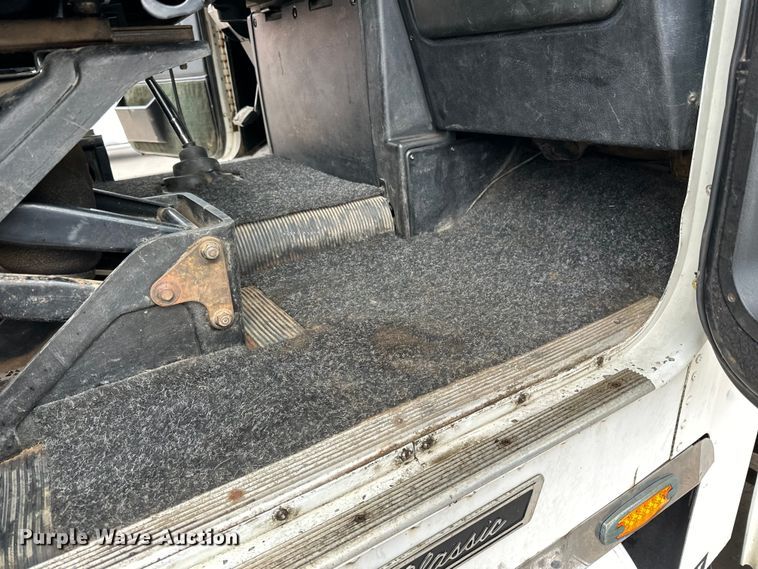 image for item DQ0600 2000 Freightliner  FLD120 semi truck