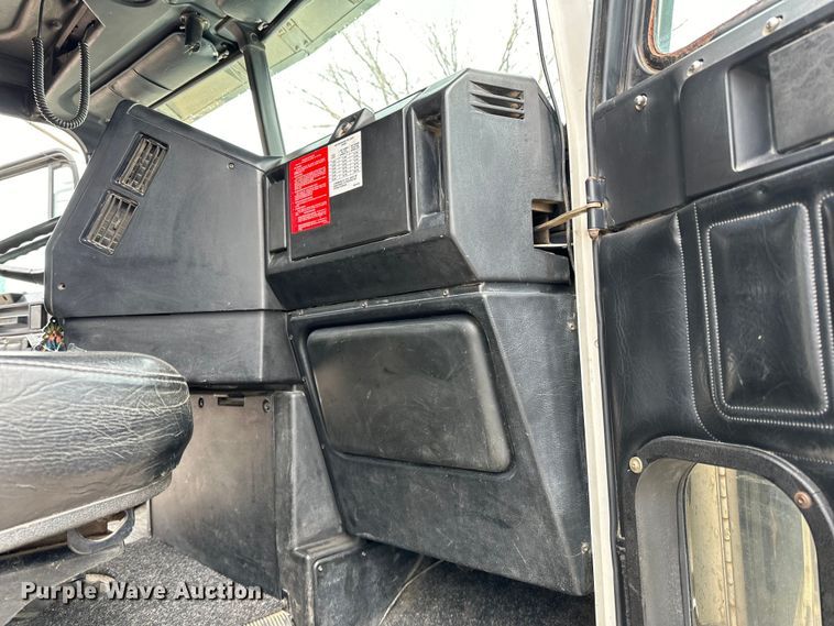 image for item DQ0600 2000 Freightliner  FLD120 semi truck