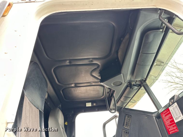 image for item DQ0600 2000 Freightliner  FLD120 semi truck