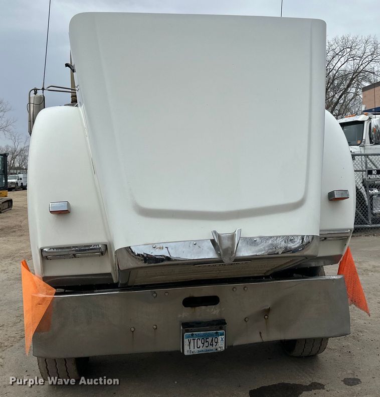 image for item DQ0600 2000 Freightliner  FLD120 semi truck