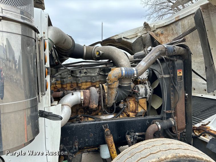 image for item DQ0600 2000 Freightliner  FLD120 semi truck