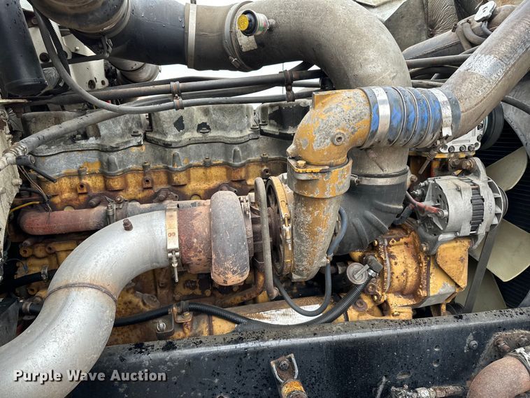 image for item DQ0600 2000 Freightliner  FLD120 semi truck