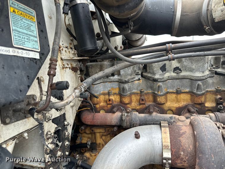 image for item DQ0600 2000 Freightliner  FLD120 semi truck