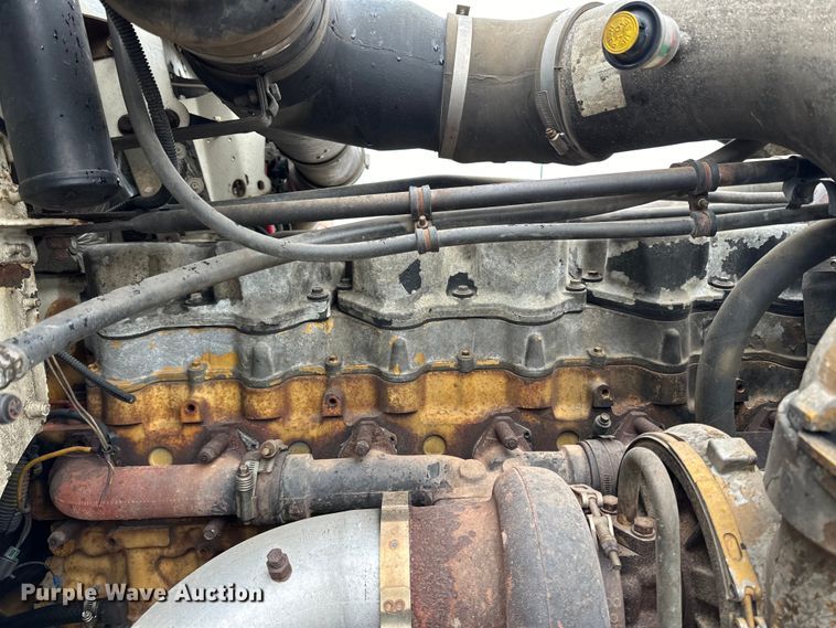 image for item DQ0600 2000 Freightliner  FLD120 semi truck