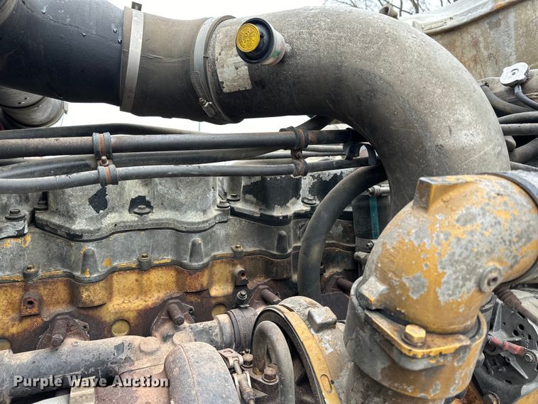 image for item DQ0600 2000 Freightliner  FLD120 semi truck