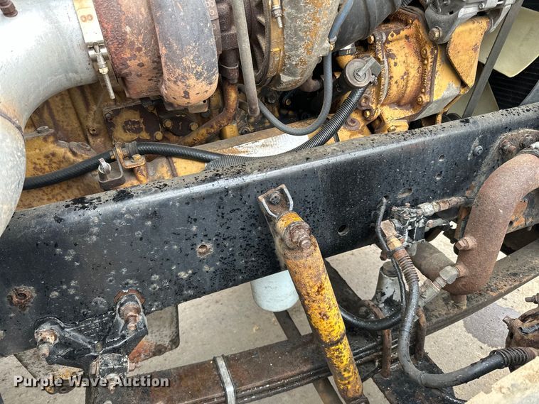 image for item DQ0600 2000 Freightliner  FLD120 semi truck