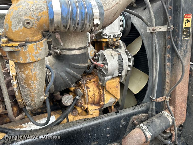 image for item DQ0600 2000 Freightliner  FLD120 semi truck