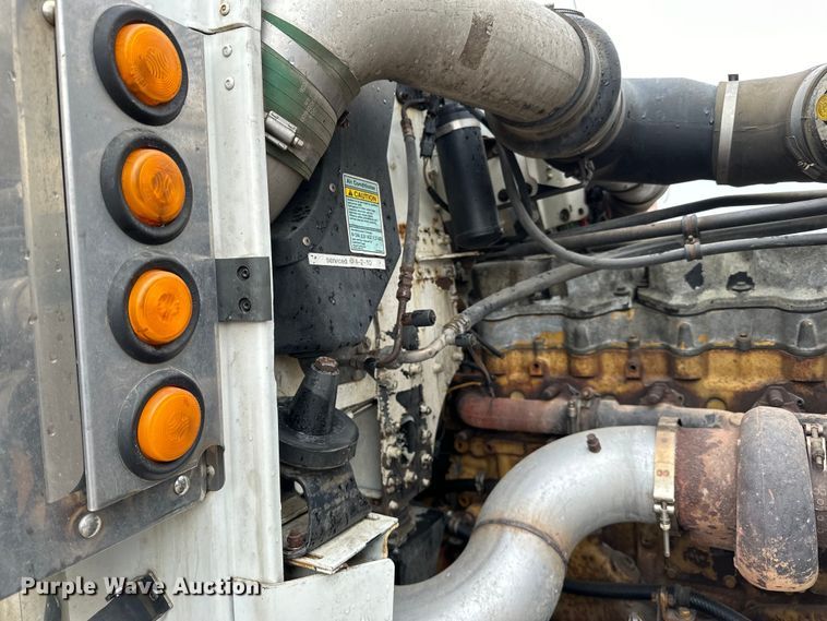 image for item DQ0600 2000 Freightliner  FLD120 semi truck