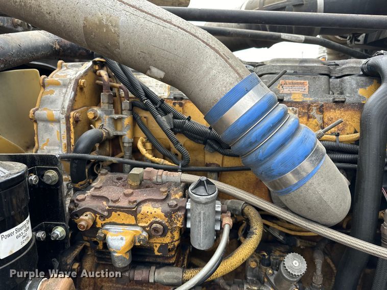 image for item DQ0600 2000 Freightliner  FLD120 semi truck