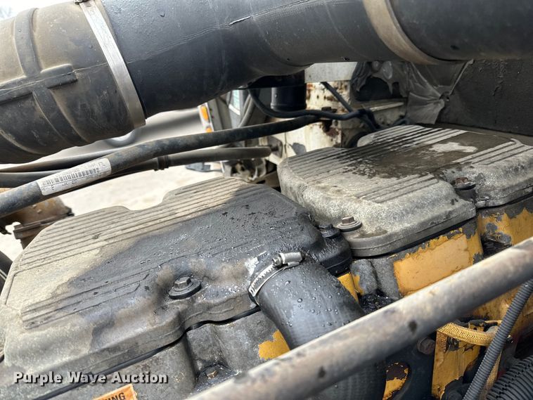 image for item DQ0600 2000 Freightliner  FLD120 semi truck