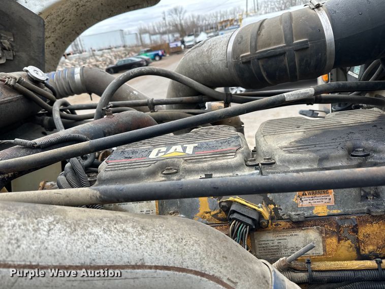 image for item DQ0600 2000 Freightliner  FLD120 semi truck