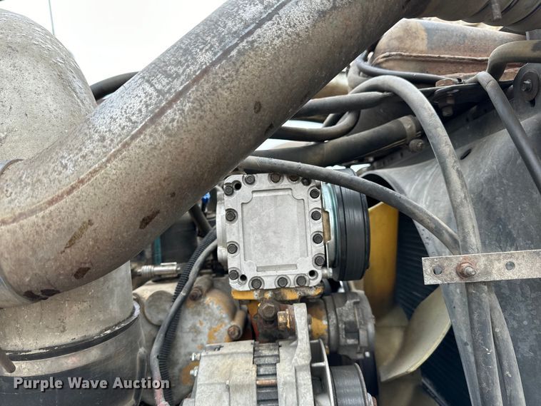 image for item DQ0600 2000 Freightliner  FLD120 semi truck