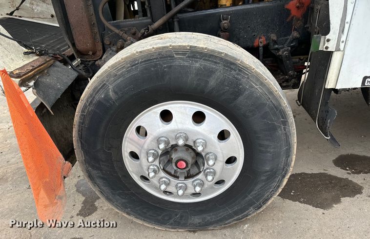 image for item DQ0600 2000 Freightliner  FLD120 semi truck