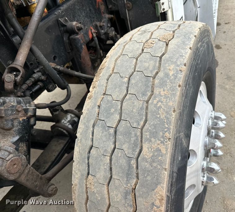 image for item DQ0600 2000 Freightliner  FLD120 semi truck