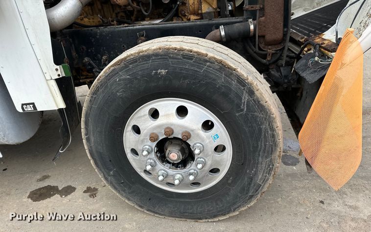 image for item DQ0600 2000 Freightliner  FLD120 semi truck