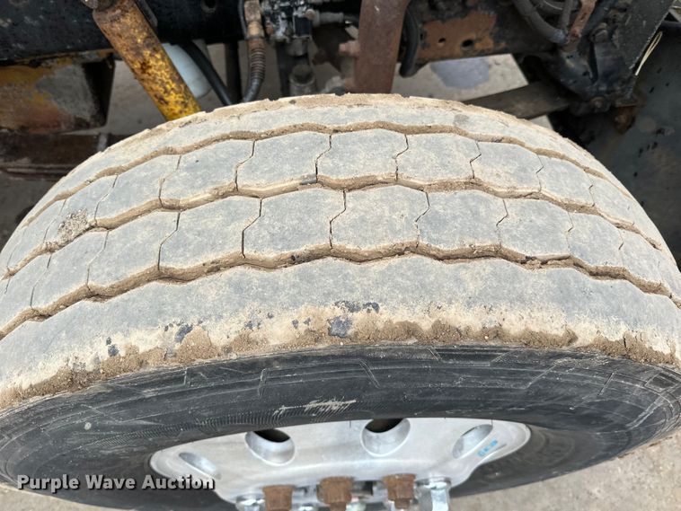 image for item DQ0600 2000 Freightliner  FLD120 semi truck