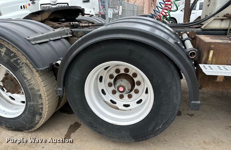 image for item DQ0600 2000 Freightliner  FLD120 semi truck