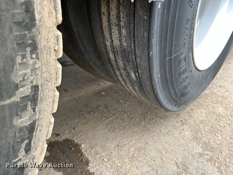 image for item DQ0600 2000 Freightliner  FLD120 semi truck