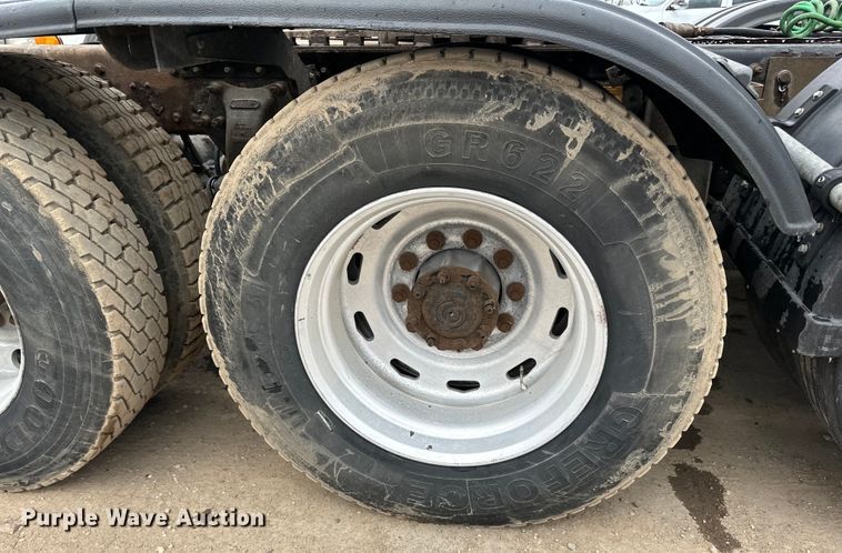 image for item DQ0600 2000 Freightliner  FLD120 semi truck