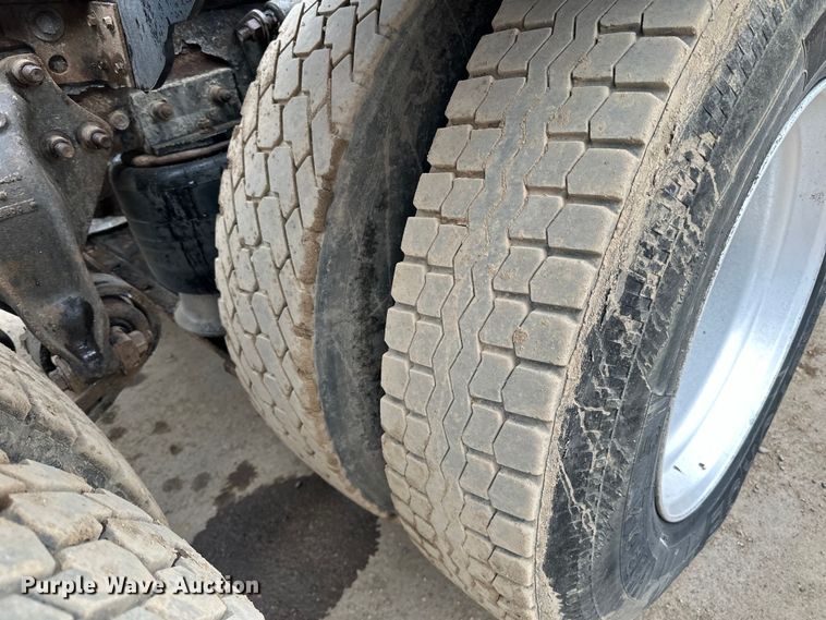 image for item DQ0600 2000 Freightliner  FLD120 semi truck