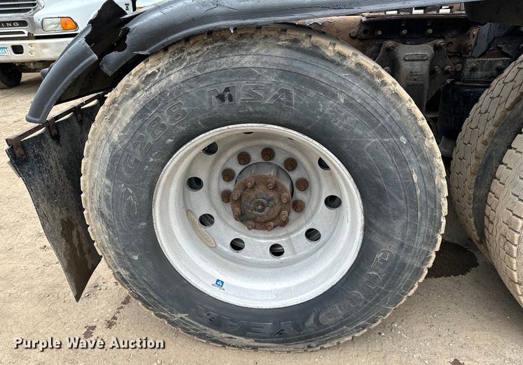 image for item DQ0600 2000 Freightliner  FLD120 semi truck