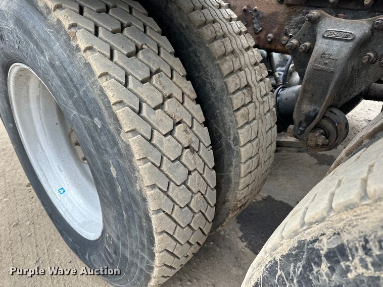 image for item DQ0600 2000 Freightliner  FLD120 semi truck