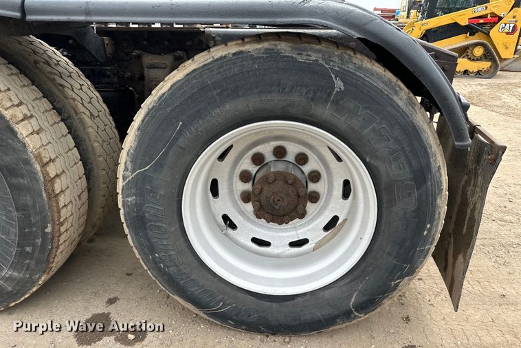 image for item DQ0600 2000 Freightliner  FLD120 semi truck