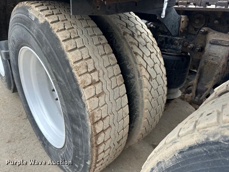 image for item DQ0600 2000 Freightliner  FLD120 semi truck