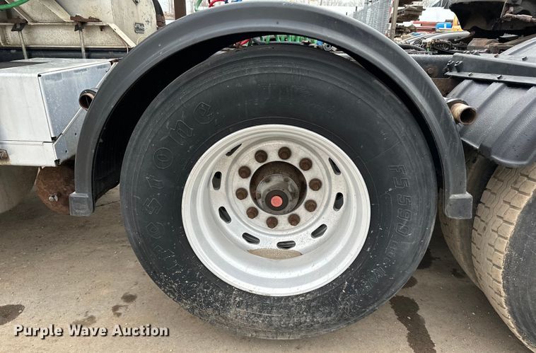 image for item DQ0600 2000 Freightliner  FLD120 semi truck