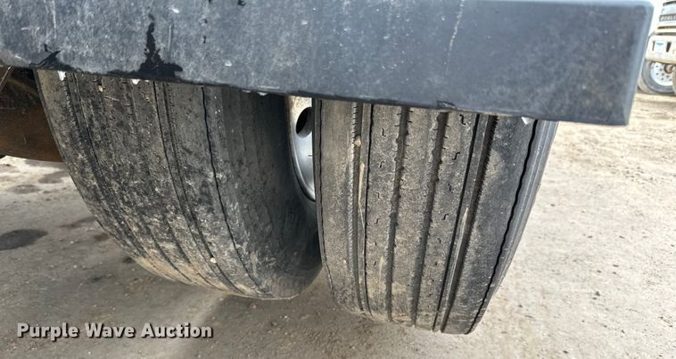 image for item DQ0600 2000 Freightliner  FLD120 semi truck