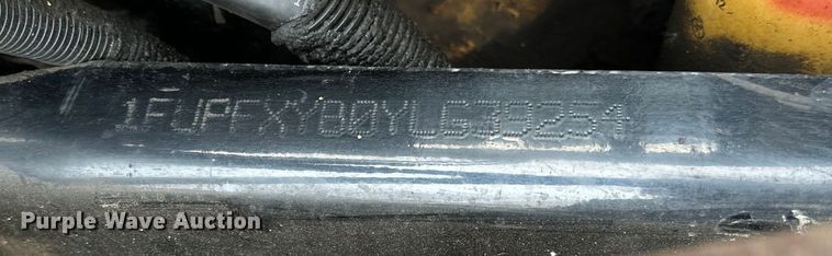 image for item DQ0600 2000 Freightliner  FLD120 semi truck